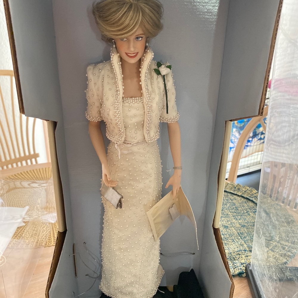 Lifelike london Princess lady Diana wales porcelain doll w case
